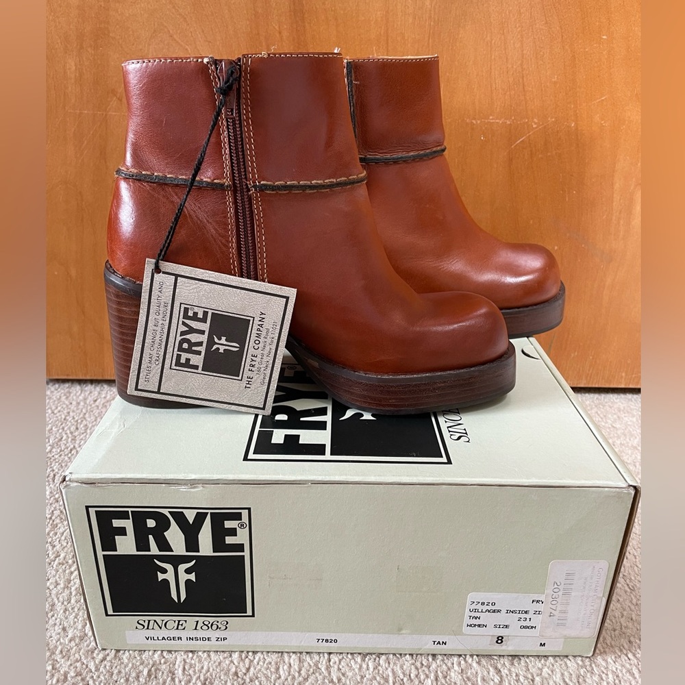 *RARE* LIKE-NEW vintage Frye Villager platform inside zip patchwork bootie
